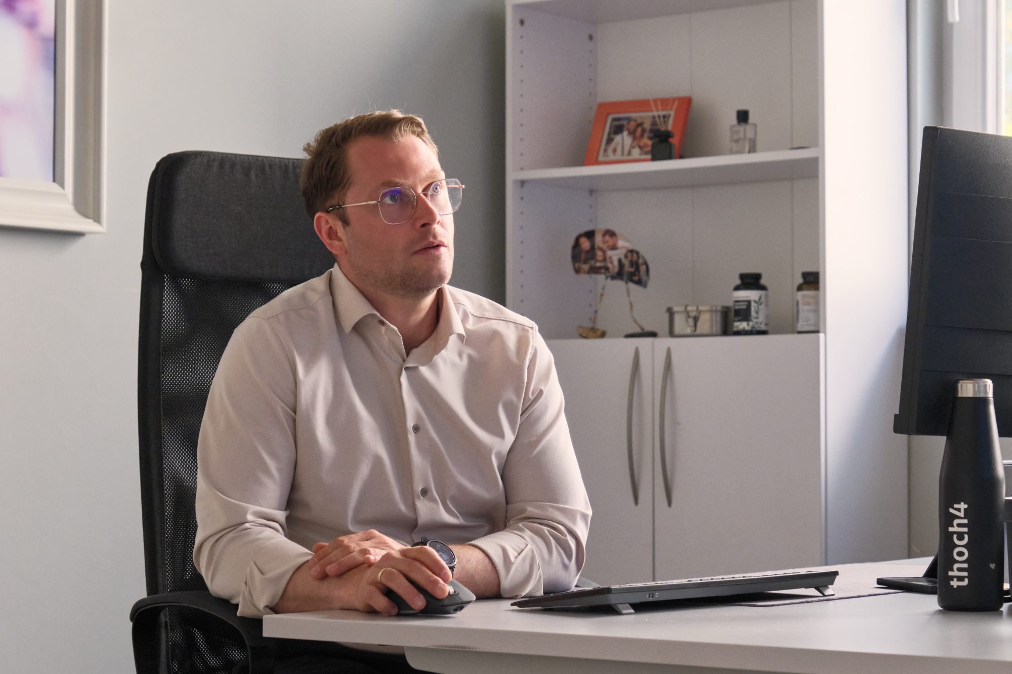 Konzentrierte Arbeit im Büro bei thoch4